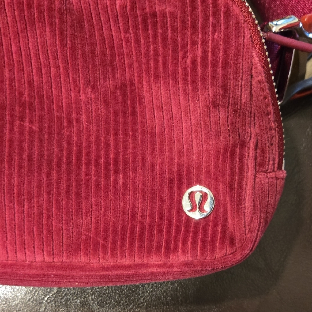 Lululemon Athletica Red Crossbody Bag with Sporty Design - Picture 2 of 7